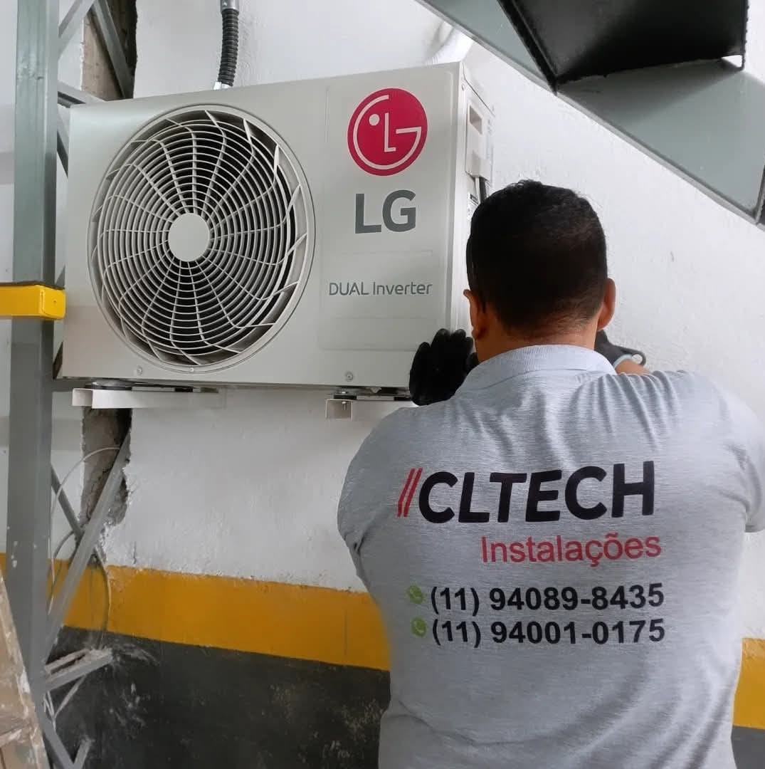 Técnico da CLtech instalando ar-condicionado LG