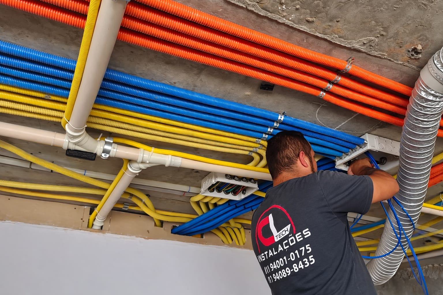 Equipe da CLtech instalando infraestrutura elétrica de grande porte